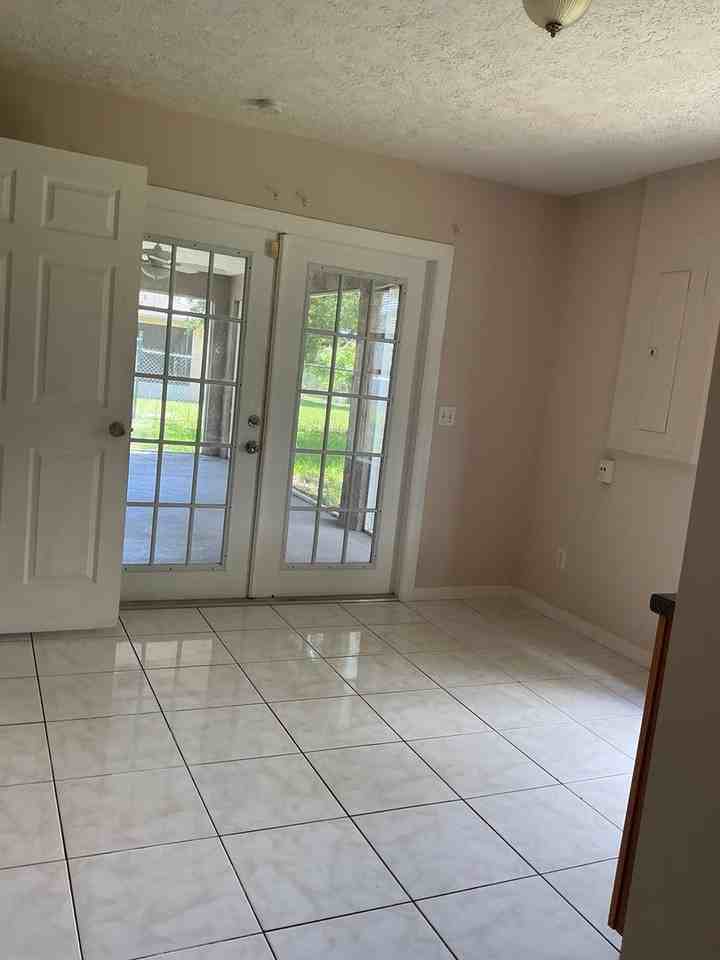 2242 Se Master Ave - Photo 4 of 15