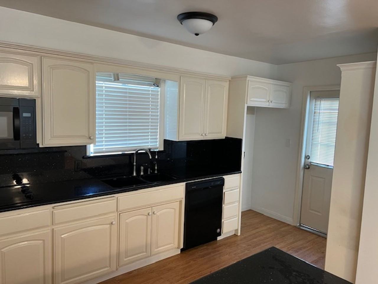 3704 Laverne Ave - Photo 5 of 24