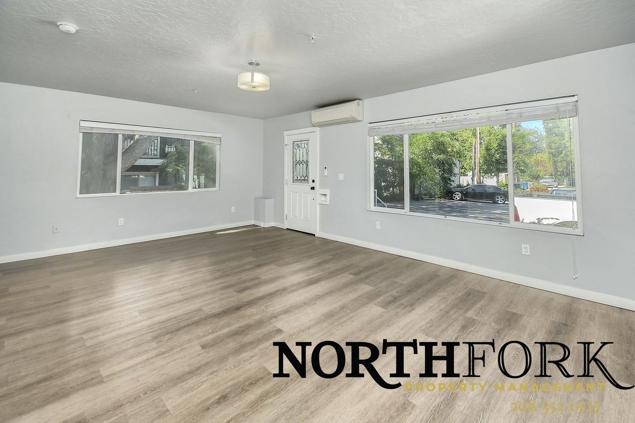 1110 S Manor Dr - Photo 2 of 10