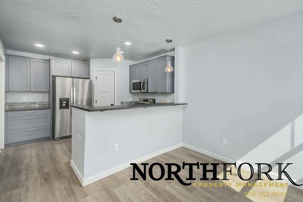 1110 S Manor Dr - Photo 4 of 10
