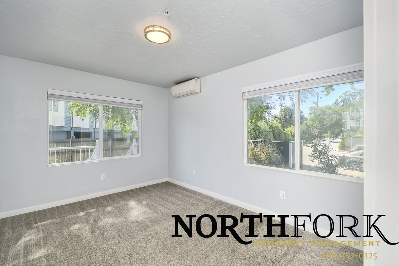 1110 S Manor Dr - Photo 5 of 10