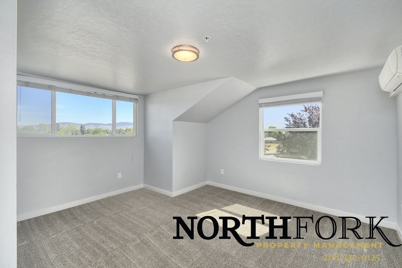 1110 S Manor Dr - Photo 6 of 10