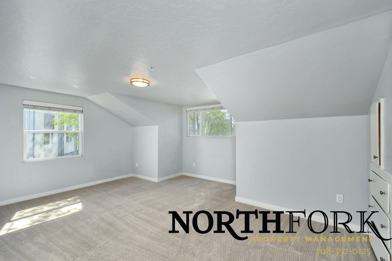 1110 S Manor Dr - Photo 7 of 10