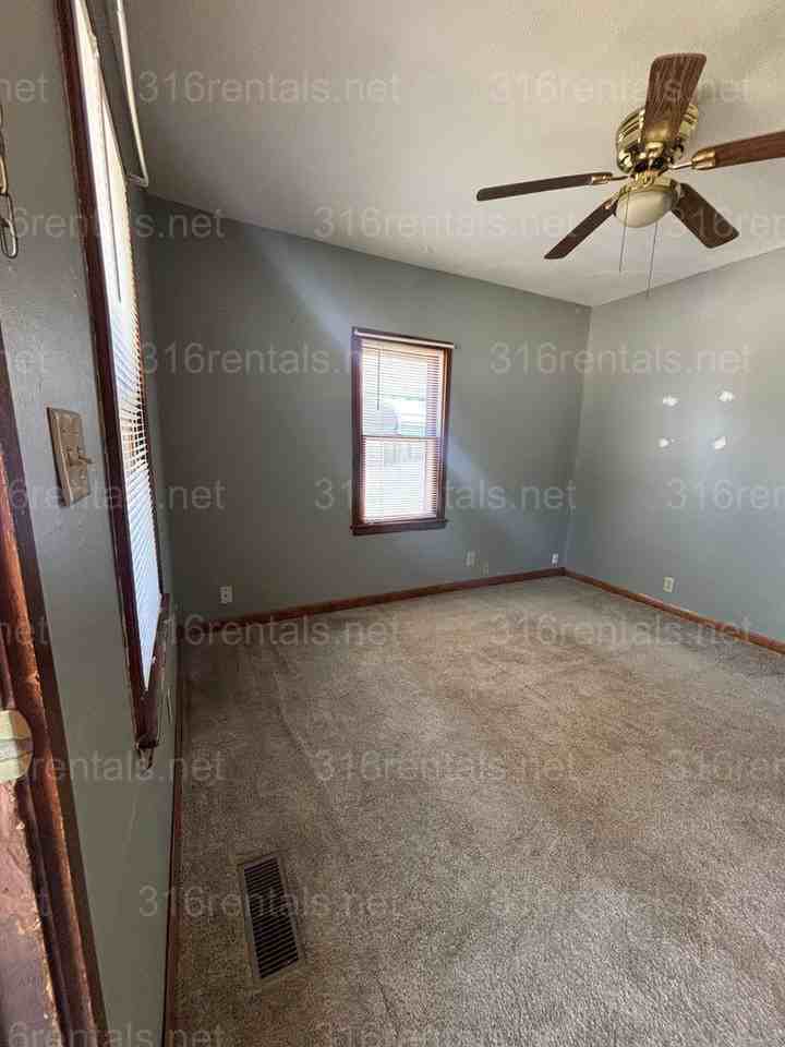 919 W Carr Ave - Photo 2 of 10