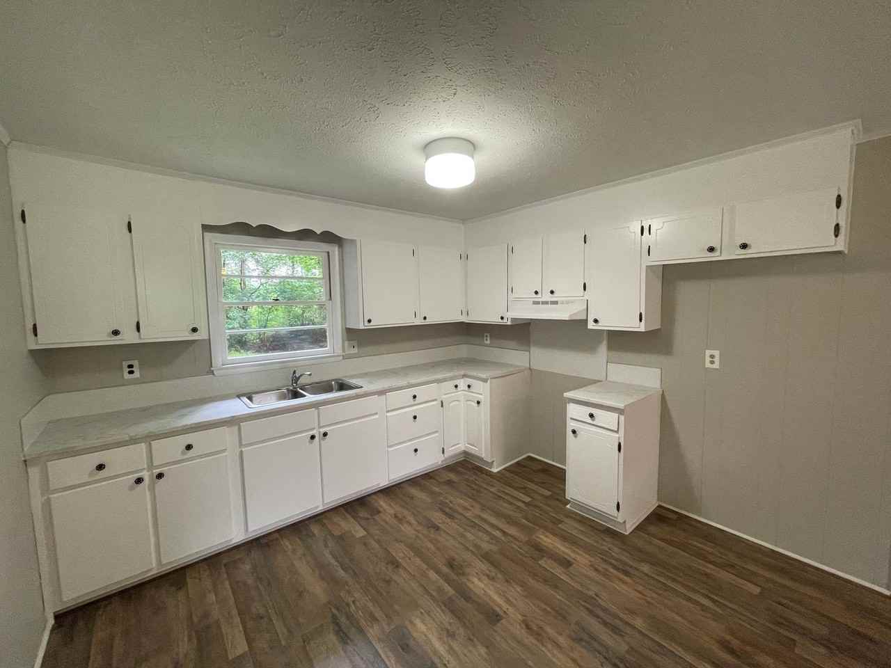 6008 Leo Dr - Photo 4 of 11