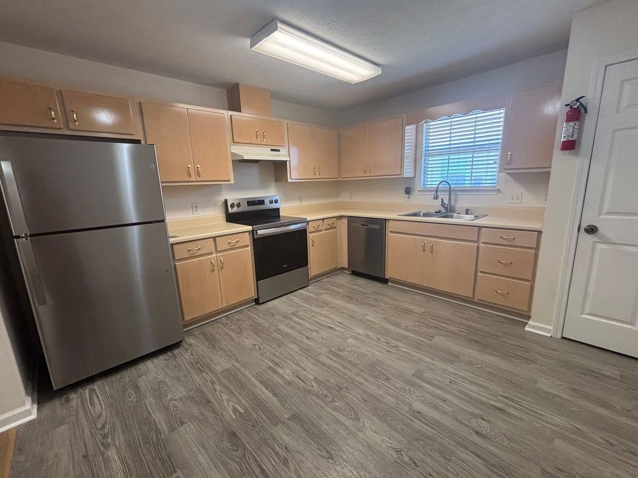 509 Phillips Ct - Photo 3 of 18