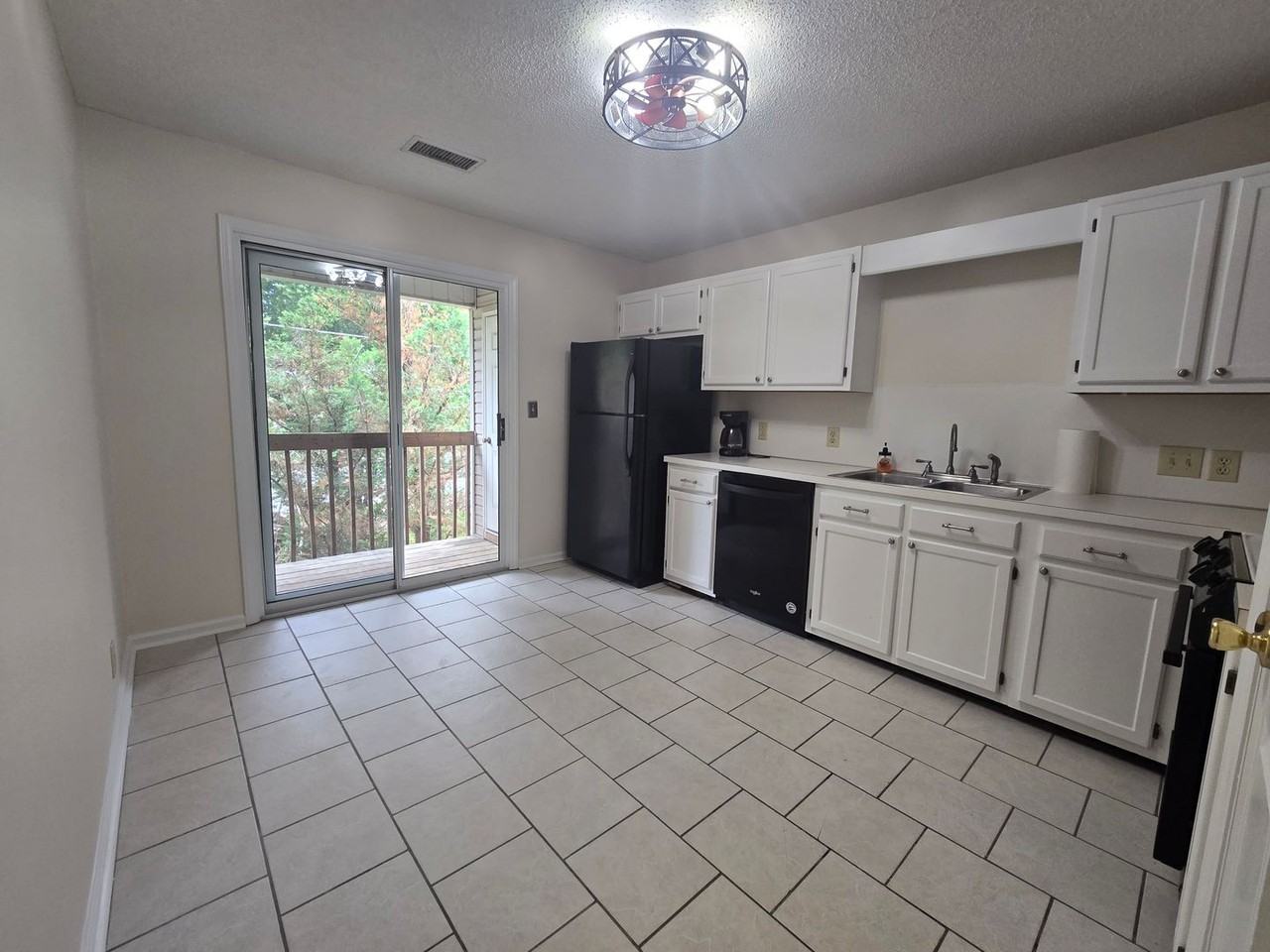 110 Westbrook Ct - Photo 4 of 17