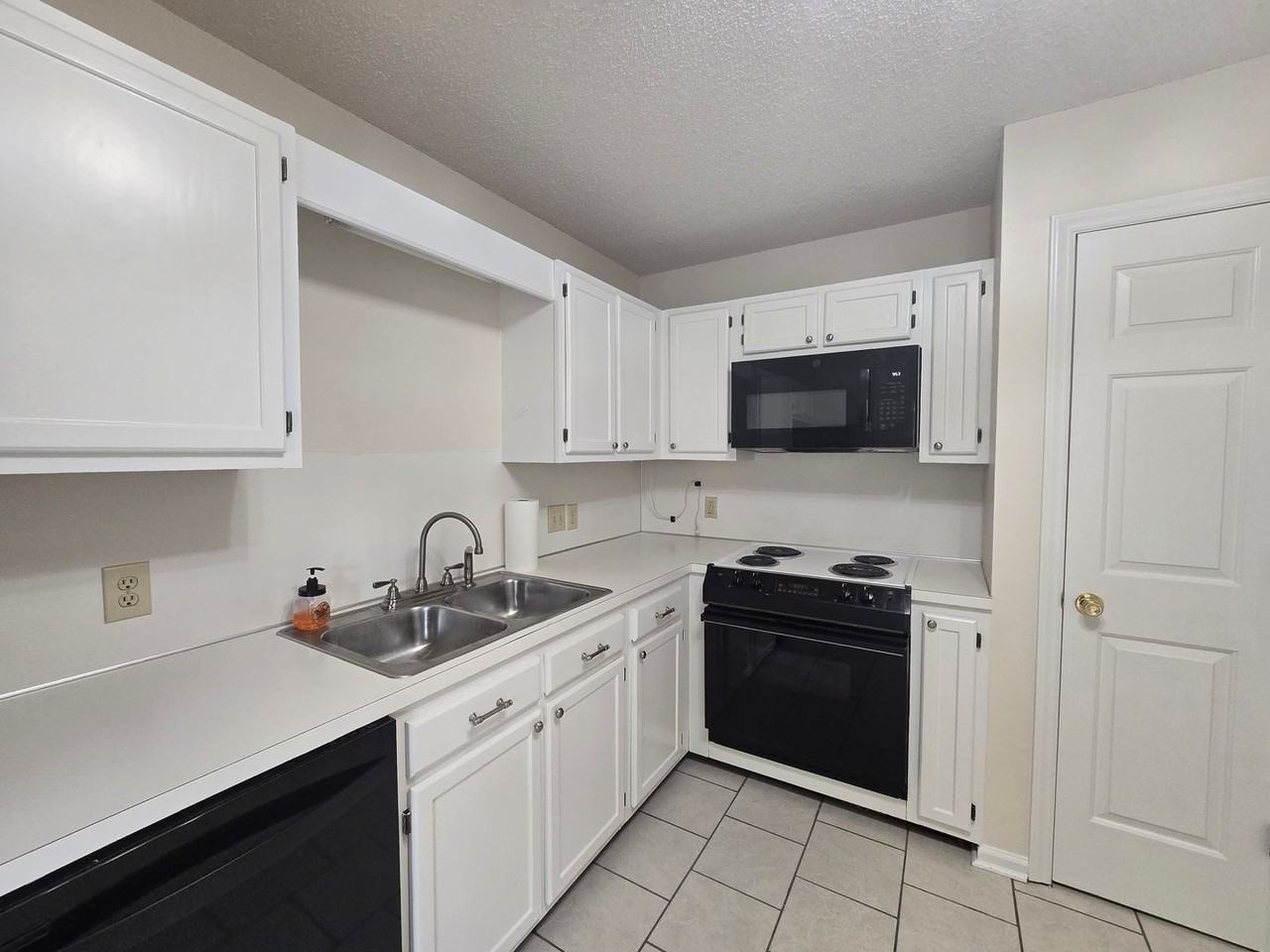 110 Westbrook Ct - Photo 5 of 17
