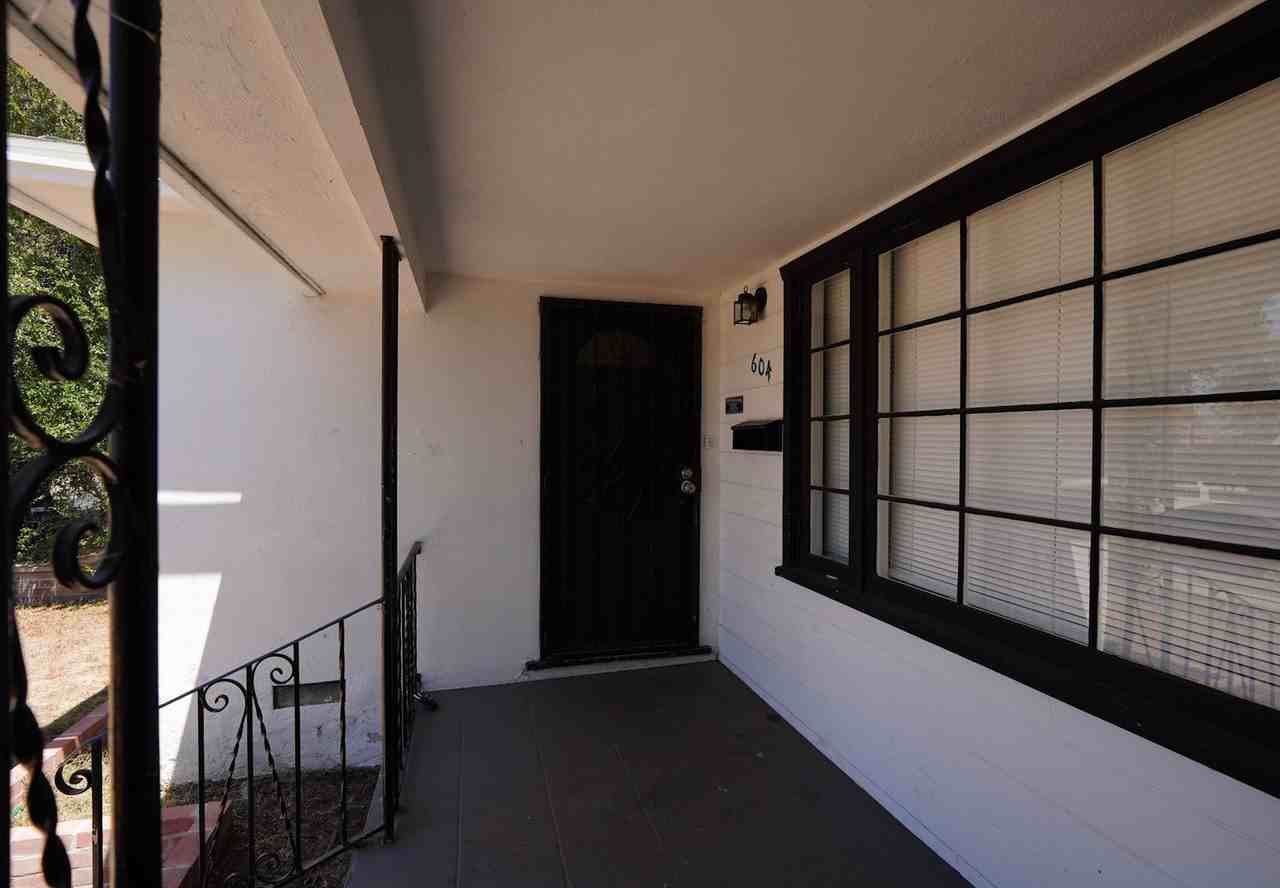 604 W 10th St - Photo 5 of 49