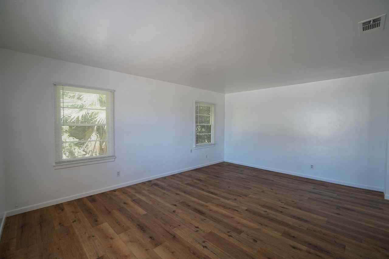 604 W 10th St - Photo 6 of 49