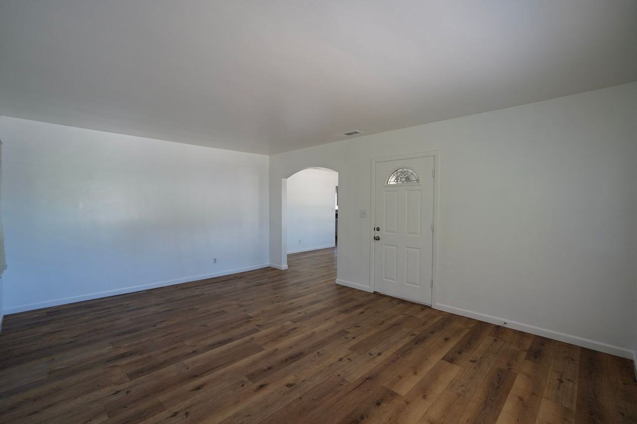 604 W 10th St - Photo 7 of 49