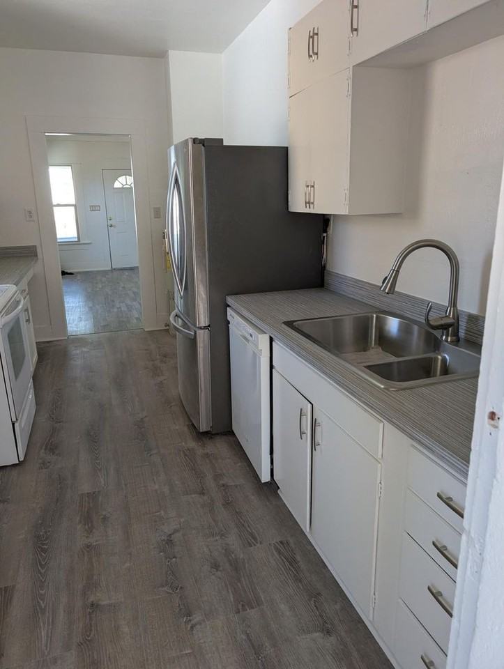 1020 Jefferson St - Photo 4 of 10