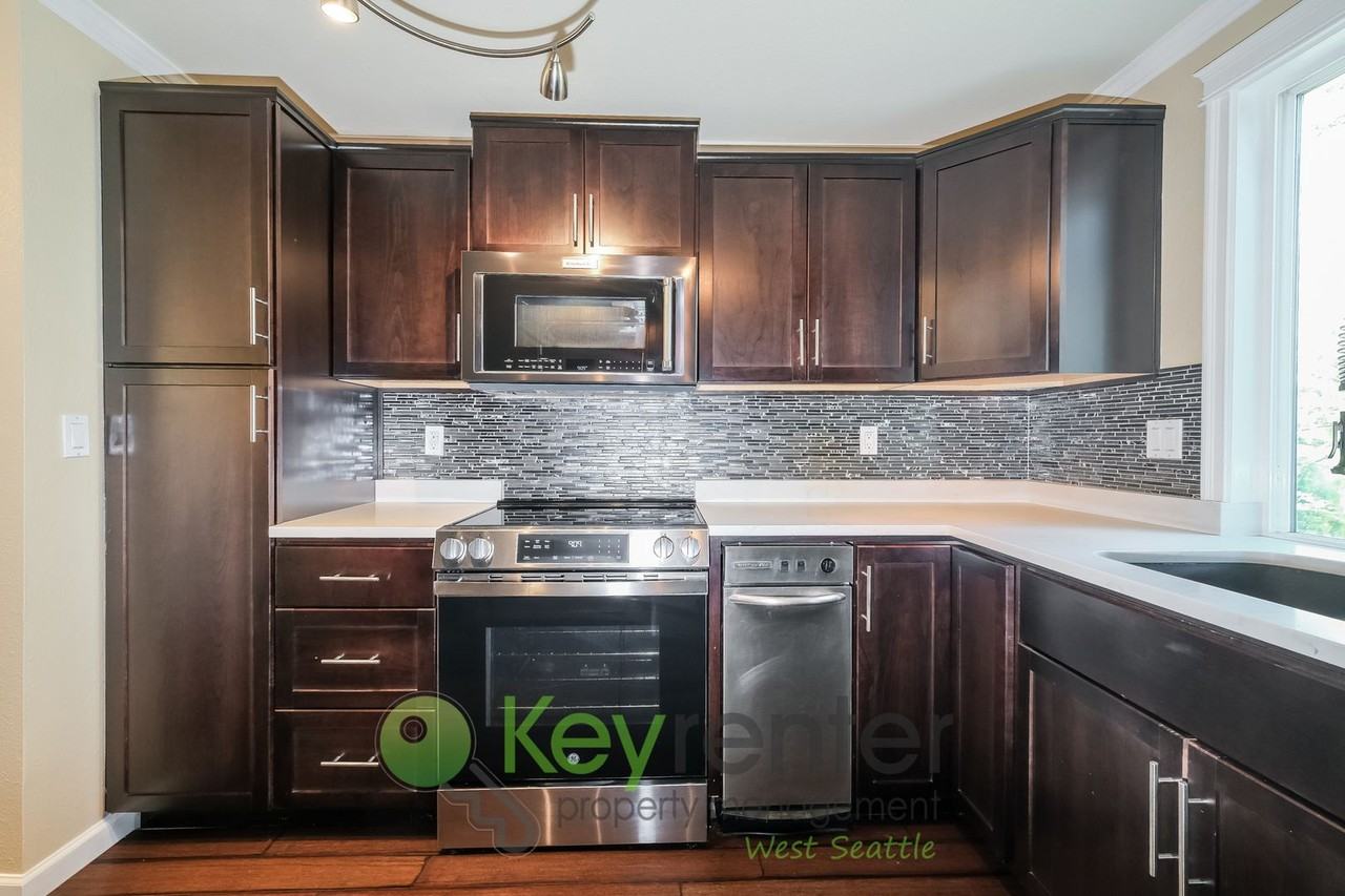 9522 1st Ave Ne #B8 - Photo 7 of 22