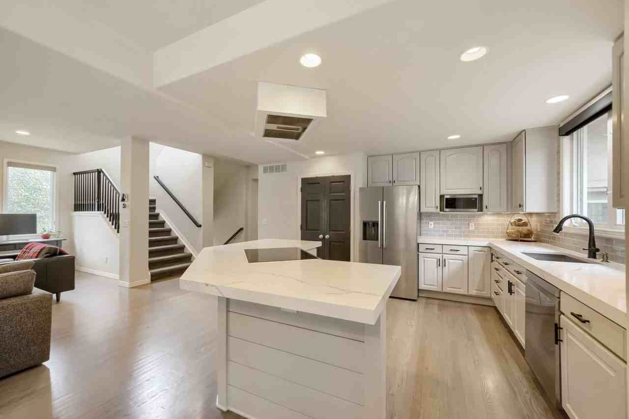 927 Poplar Pl - Photo 5 of 40