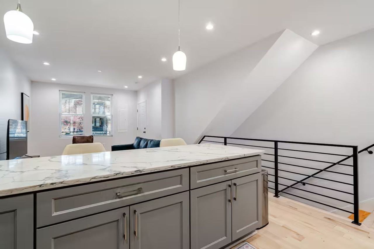 1331 Queen St Ne - Photo 3 of 49