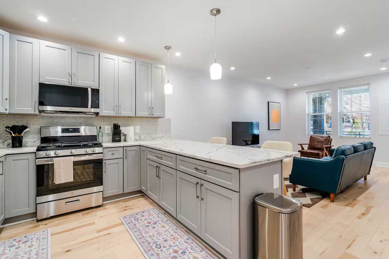 1331 Queen St Ne - Photo 4 of 49
