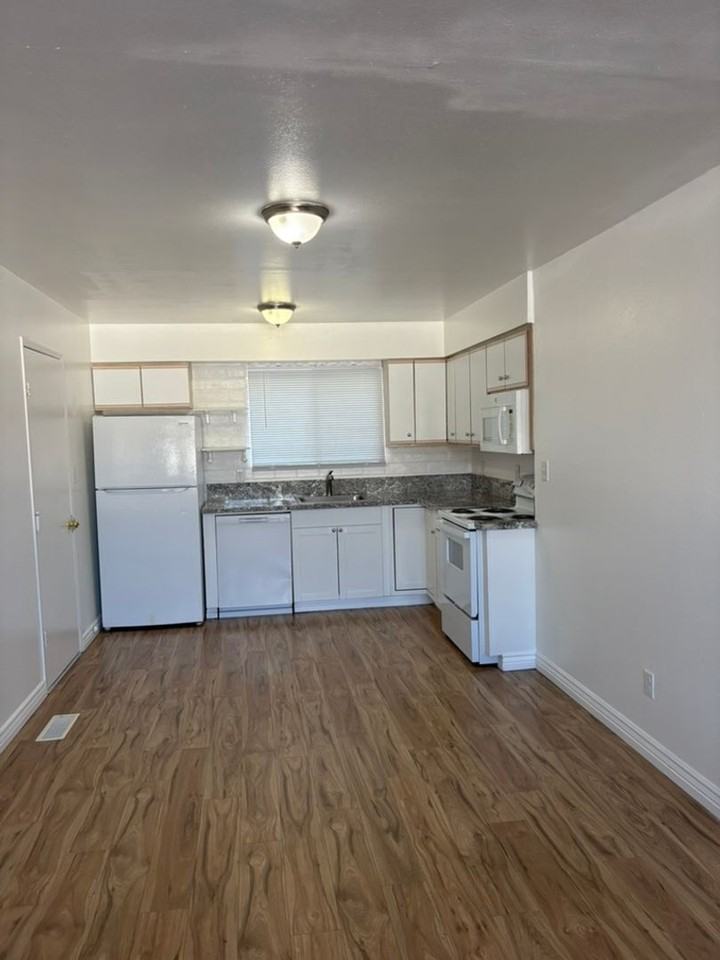 1260 Brinkby Ave - Photo 3 of 10