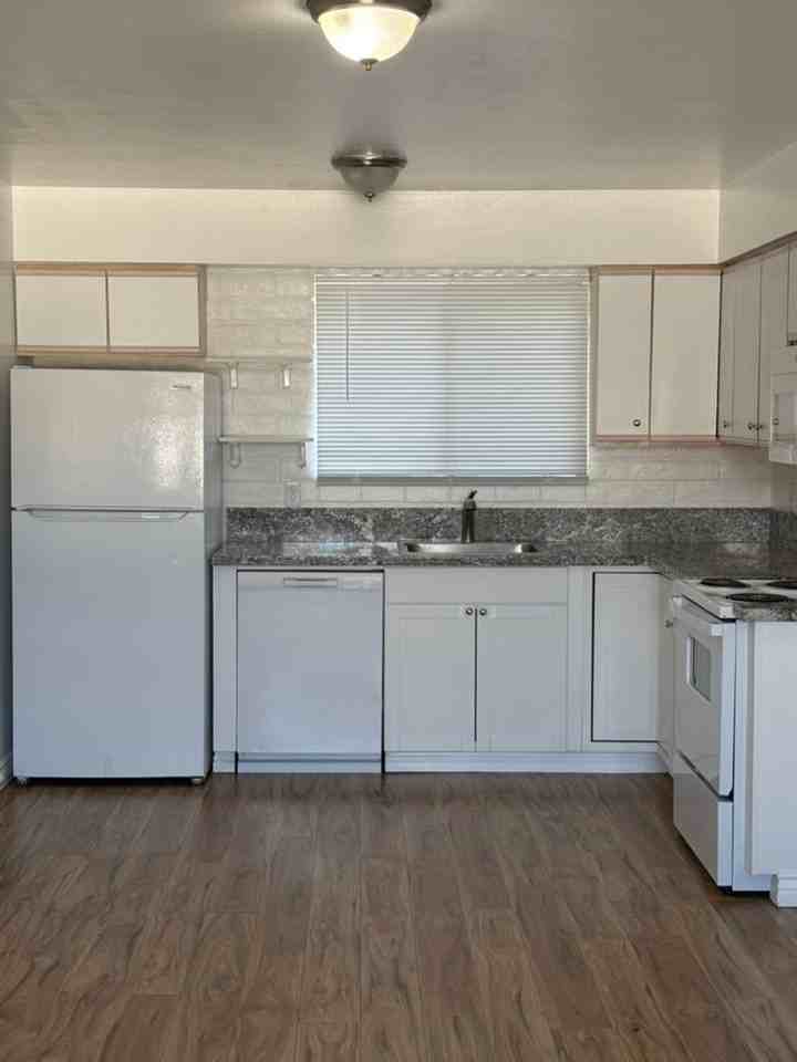 1260 Brinkby Ave - Photo 4 of 10
