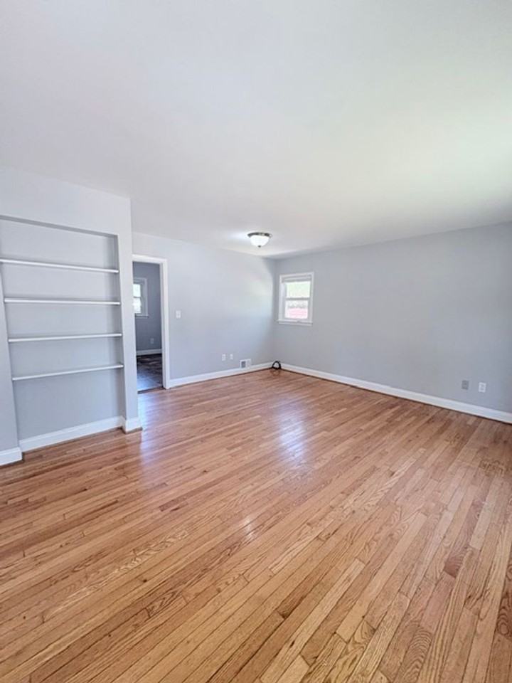 900 Neal Dr - Photo 4 of 32