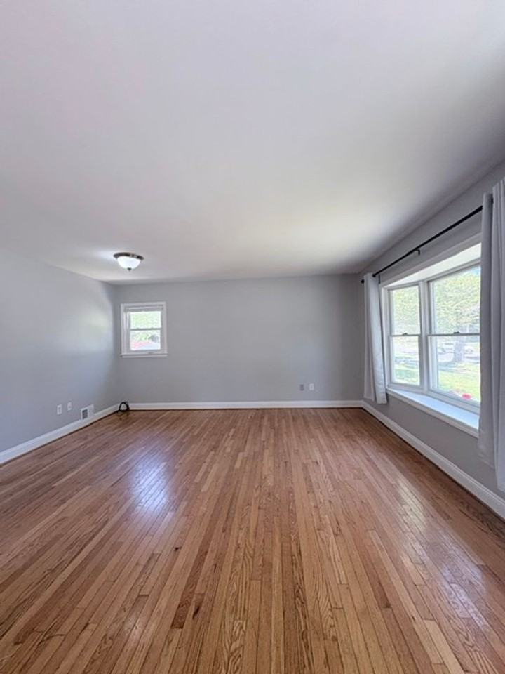 900 Neal Dr - Photo 5 of 32