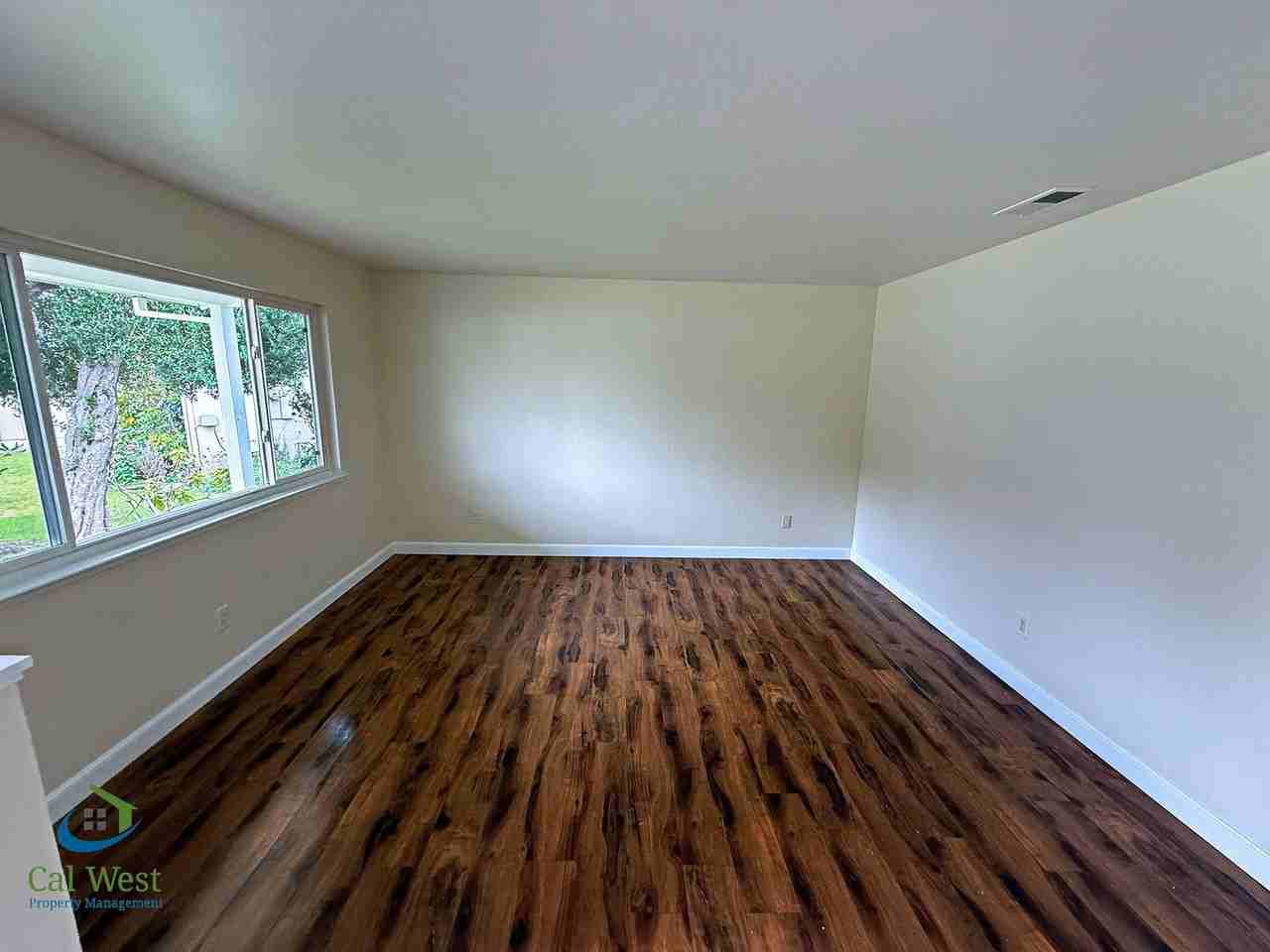 1370 Fernwood Ln - Photo 3 of 32