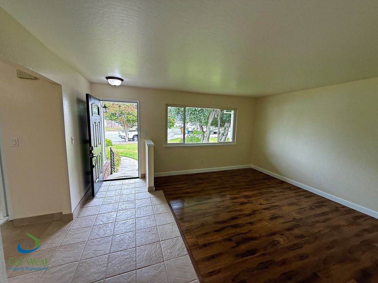 1370 Fernwood Ln - Photo 4 of 32