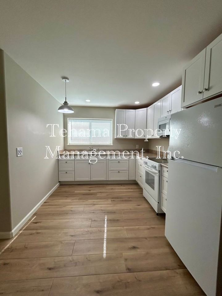220 220 D St. #B - Photo 6 of 18