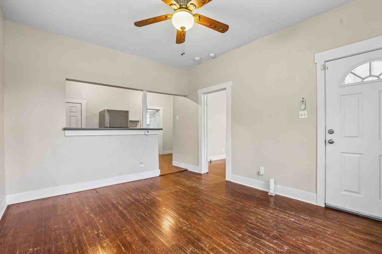2310 N Sabinas St - Photo 5 of 24