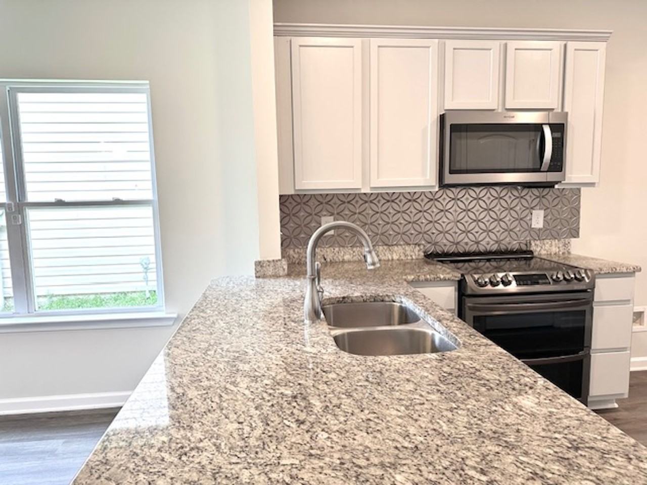 318 Carson Ct - Photo 3 of 17