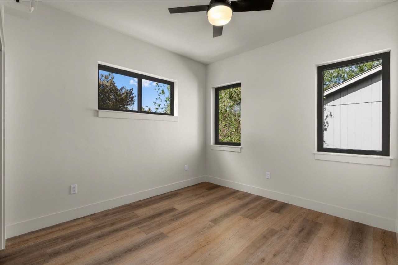 2548 Sw Yew Ave - Photo 5 of 22