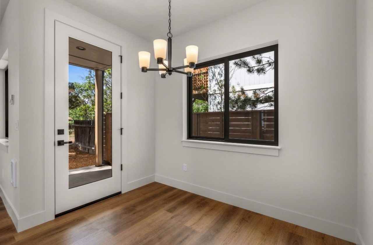 2548 Sw Yew Ave - Photo 4 of 22