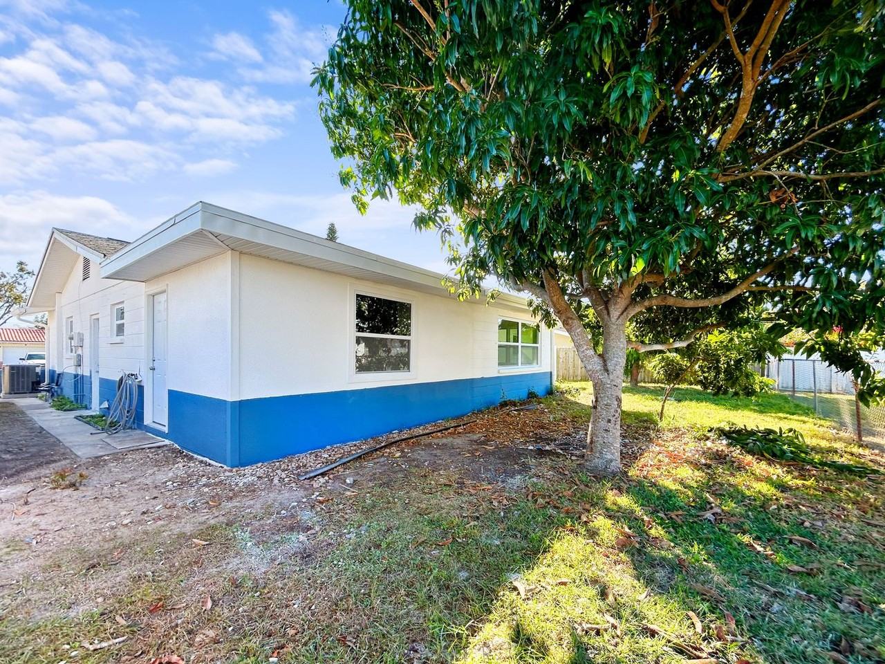 9814 110th Ln - Photo 2 of 10