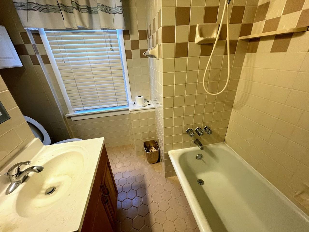 205 Van Wyck Ave - Photo 2 of 14