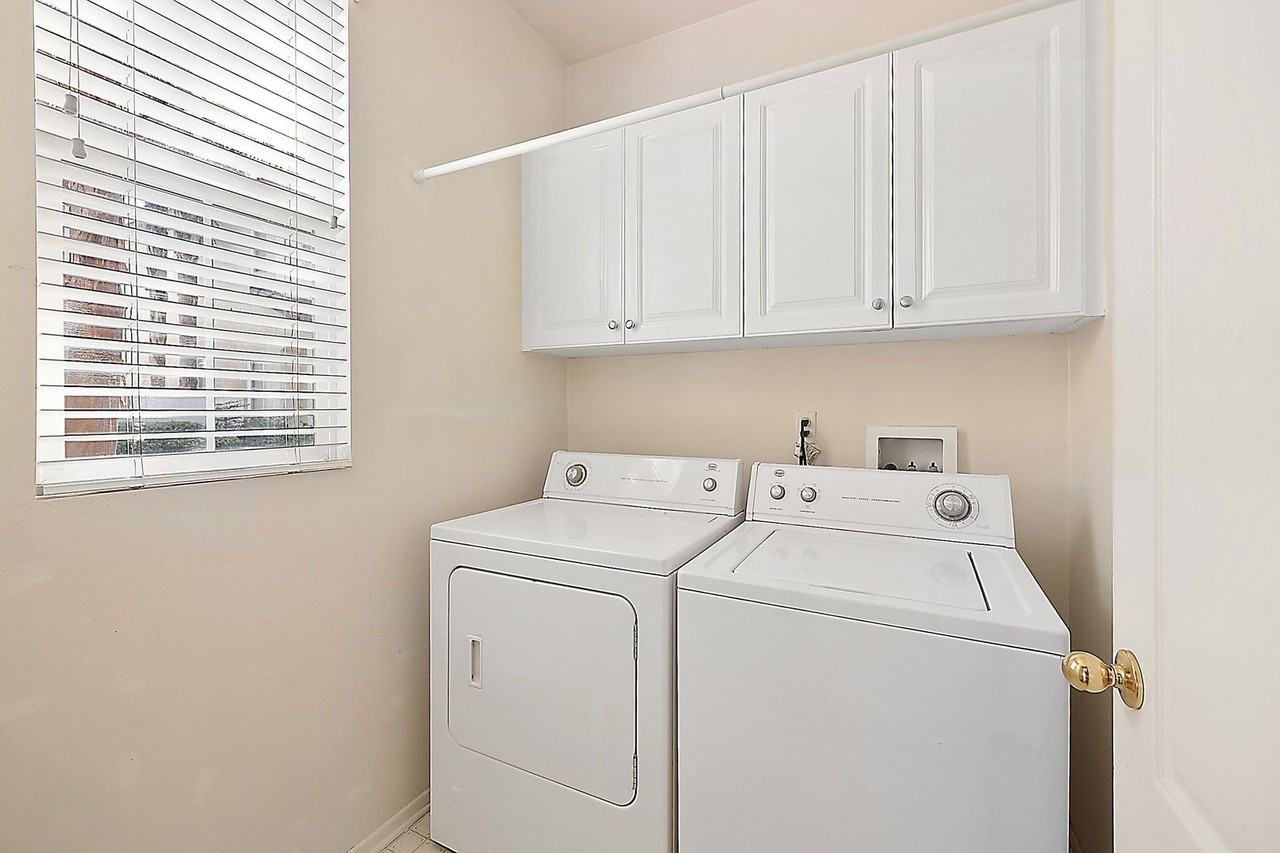 138 Saint James - Photo 5 of 42
