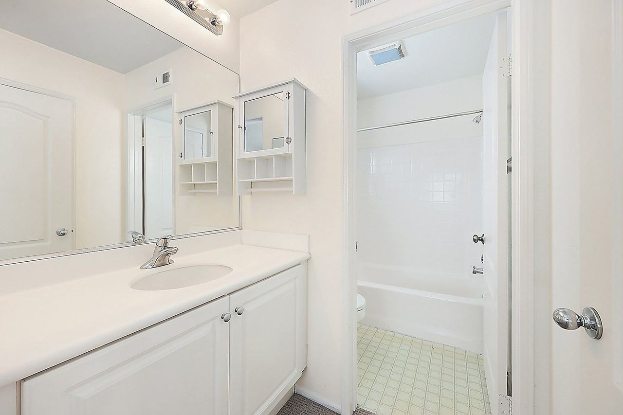 138 Saint James - Photo 6 of 42