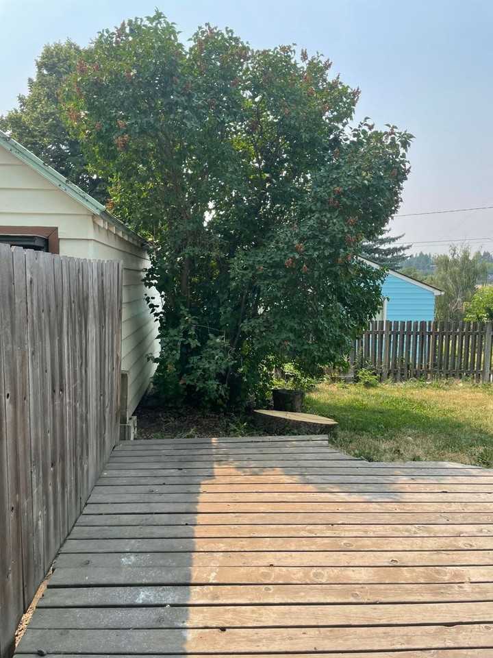 705 Se High St - Photo 2 of 6