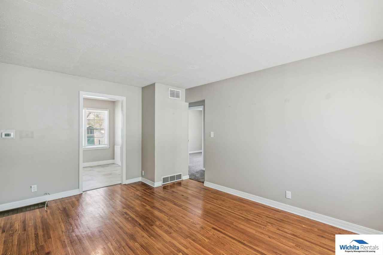 1914 Roanoke St - Photo 2 of 12