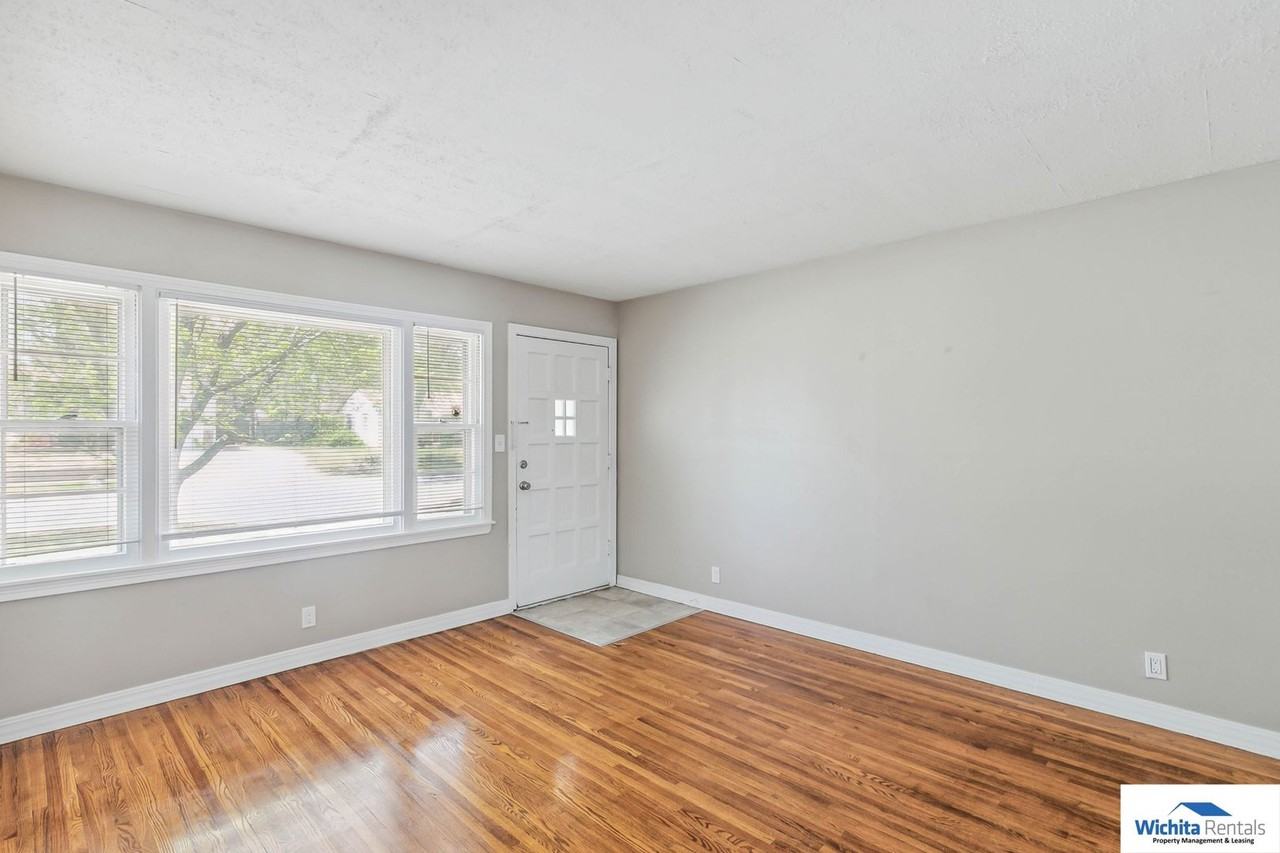 1914 Roanoke St - Photo 3 of 12