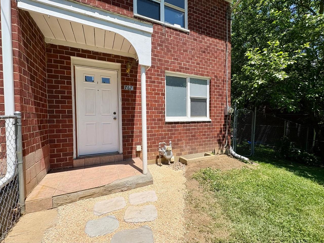 767 Clermont Ave - Photo 2 of 24