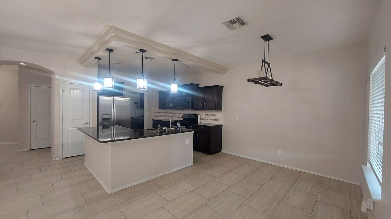 800 Caterick St - Photo 3 of 50