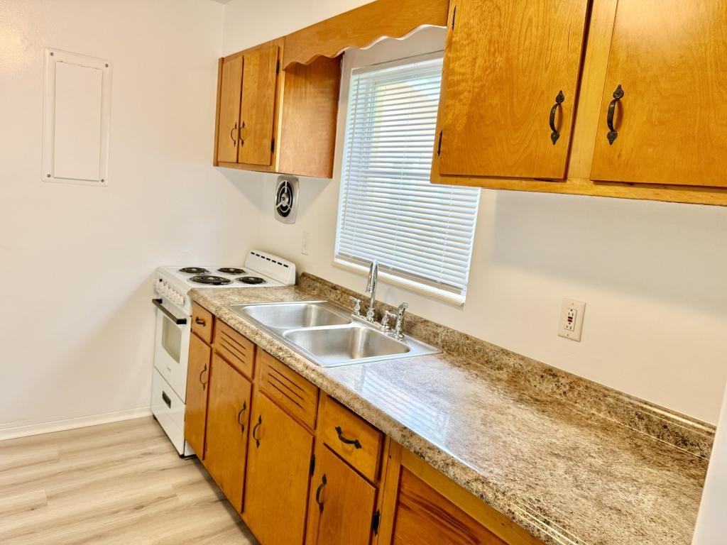 1135 Highland St N - Photo 5 of 14
