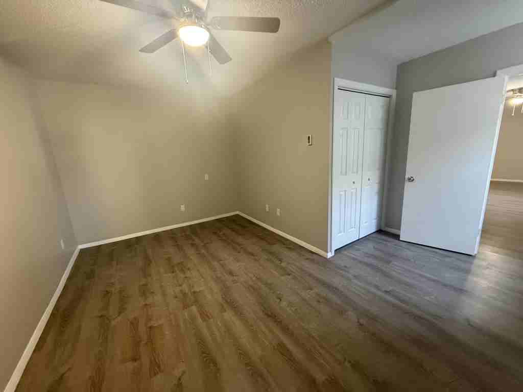 158 Wellington St - Photo 2 of 4