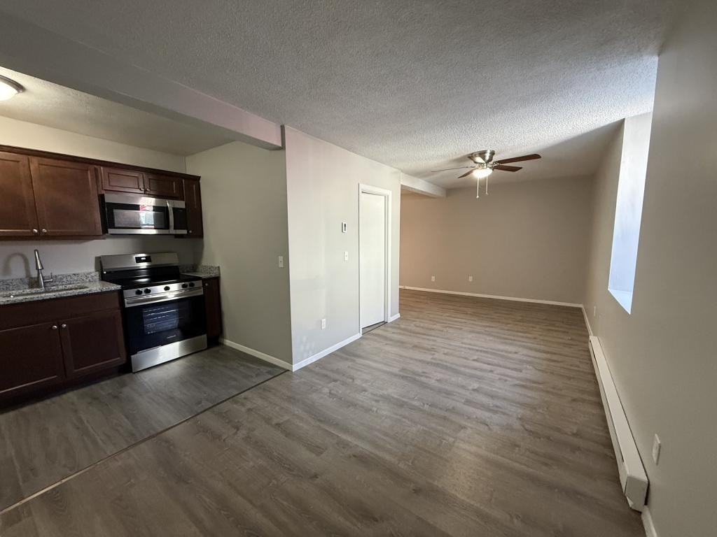 158 Wellington St - Photo 3 of 4