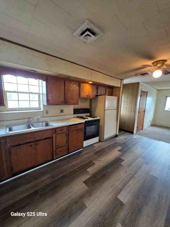 371 W 12th St Apt 17 - Photo 2 of 6