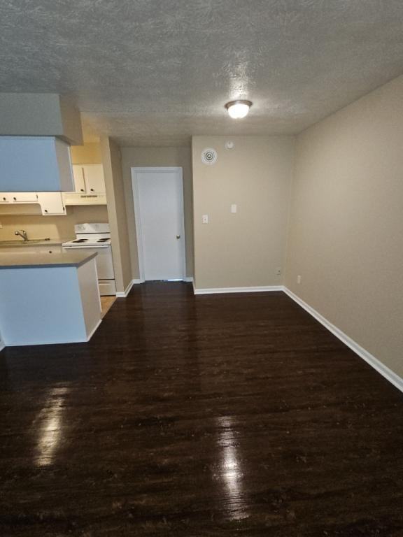 1972 Cambridge Dr - Photo 3 of 10