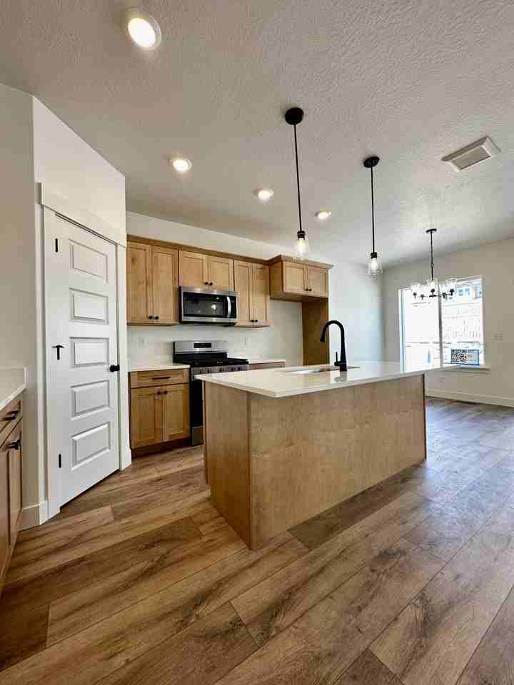 1558 W Banner Dr - Photo 3 of 26