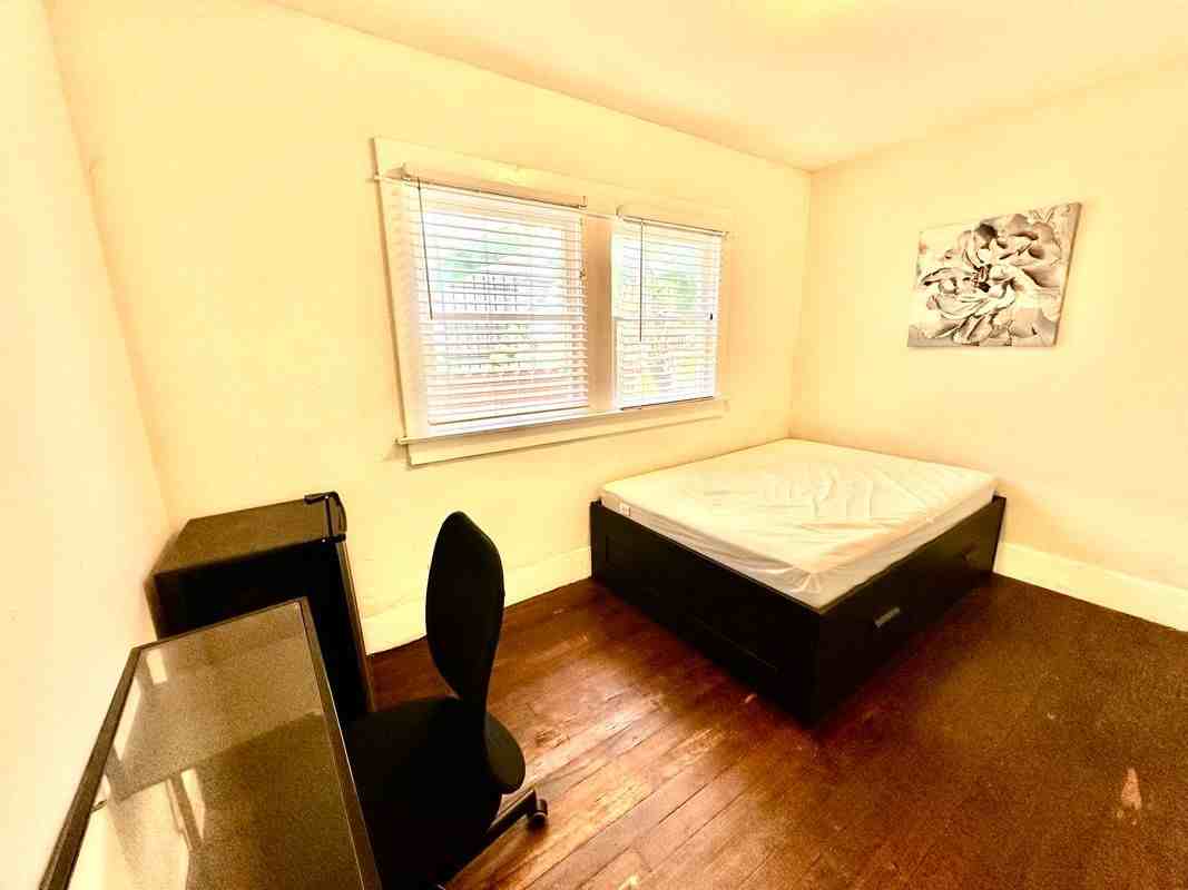 1433 W 24th St - Photo 2 of 3