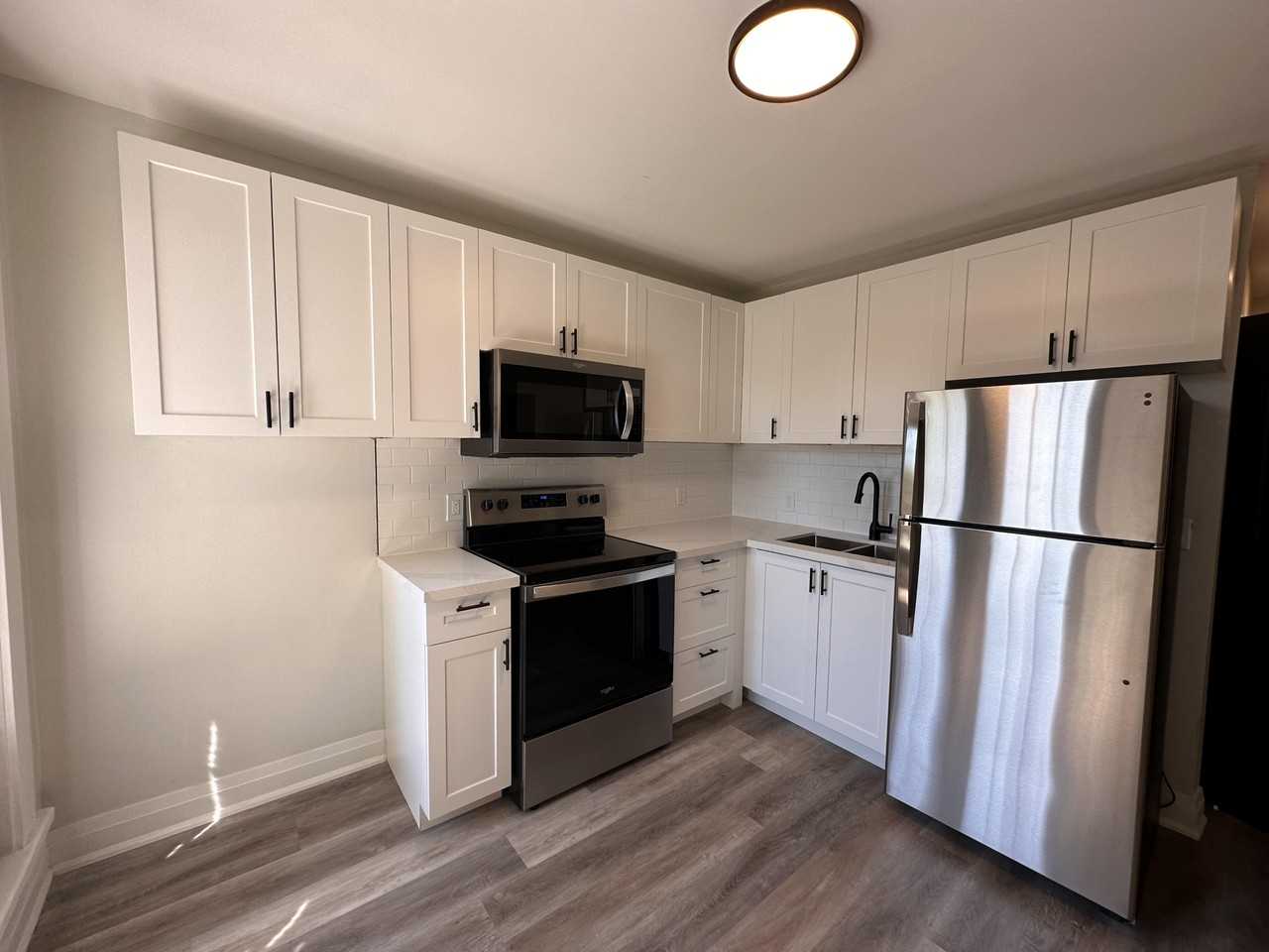 128 Wentworth St N - Photo 2 of 9