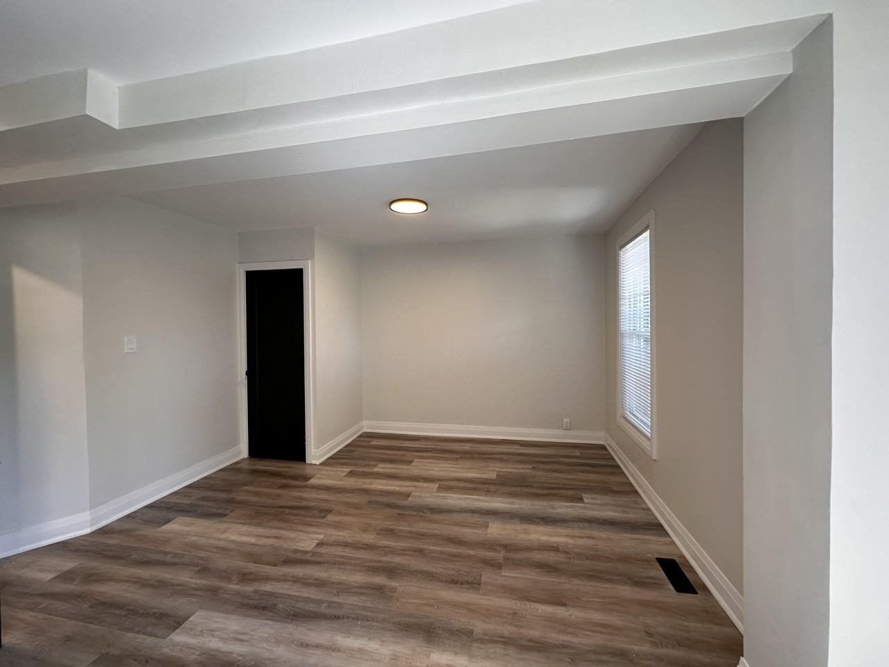128 Wentworth St N - Photo 3 of 9