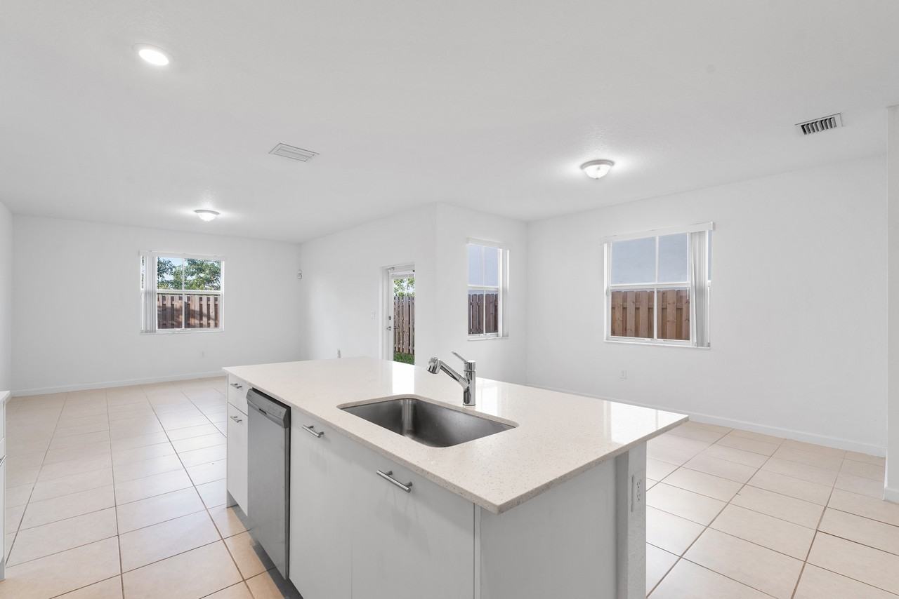 2405 Northwest 131St Circle Clientes@Realtymiamigroup.Com - Photo 5 of 44